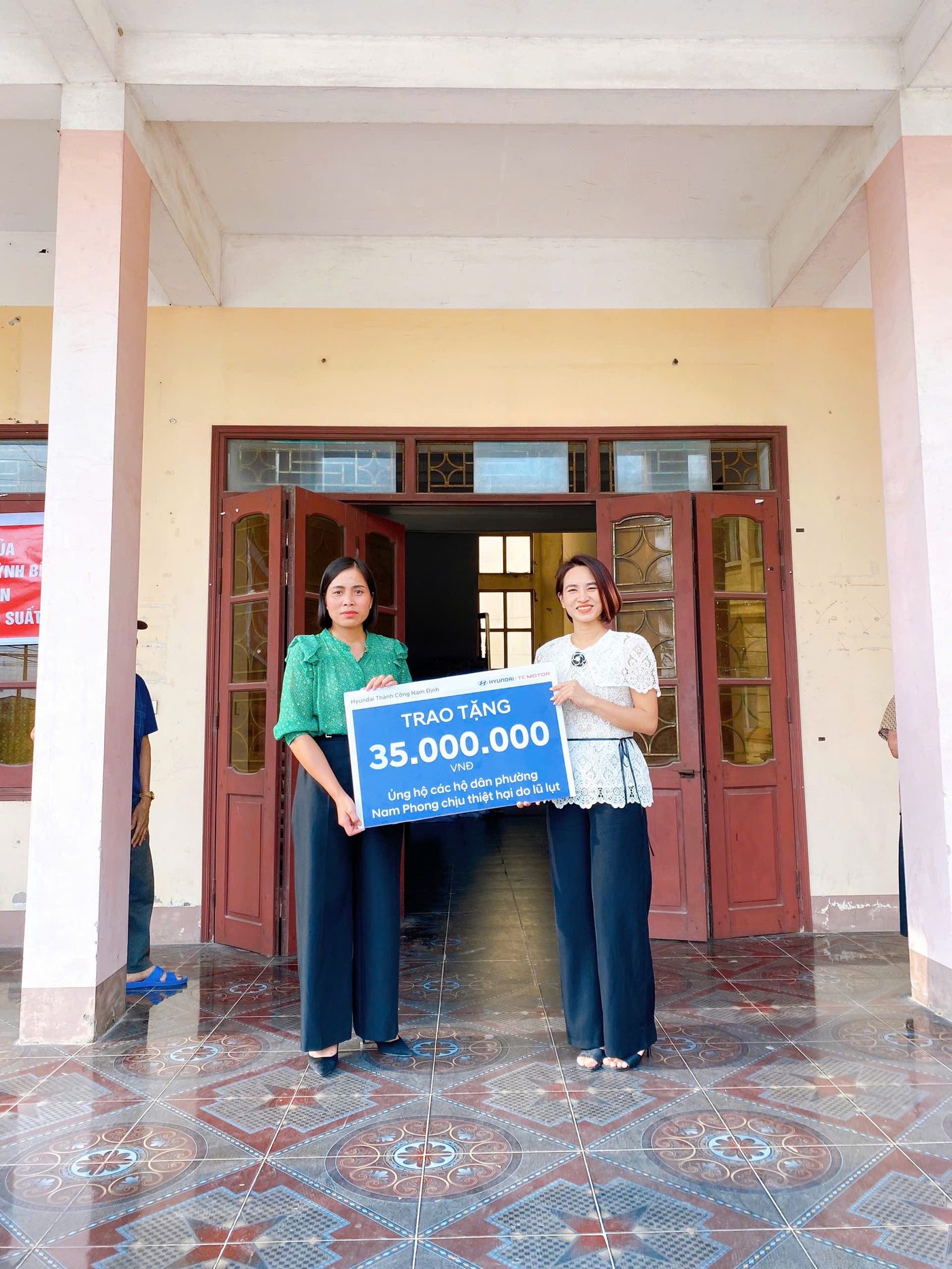 Trao tặng 35.000.000 VNĐ ủng hộ các hộ dân phường Nam Phong chịu thiệt hại do lũ lụt